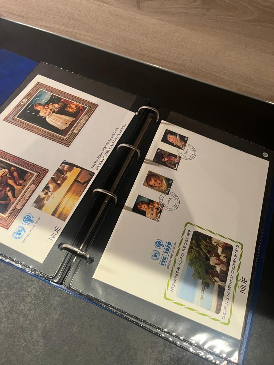 Album met enveloppen 'Jaar van het kind 1979'