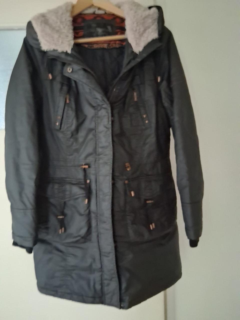 2   Mooie nette WINTERJASSEN. maat 40  ALS NIEUW.  SAMEN  10 EURO