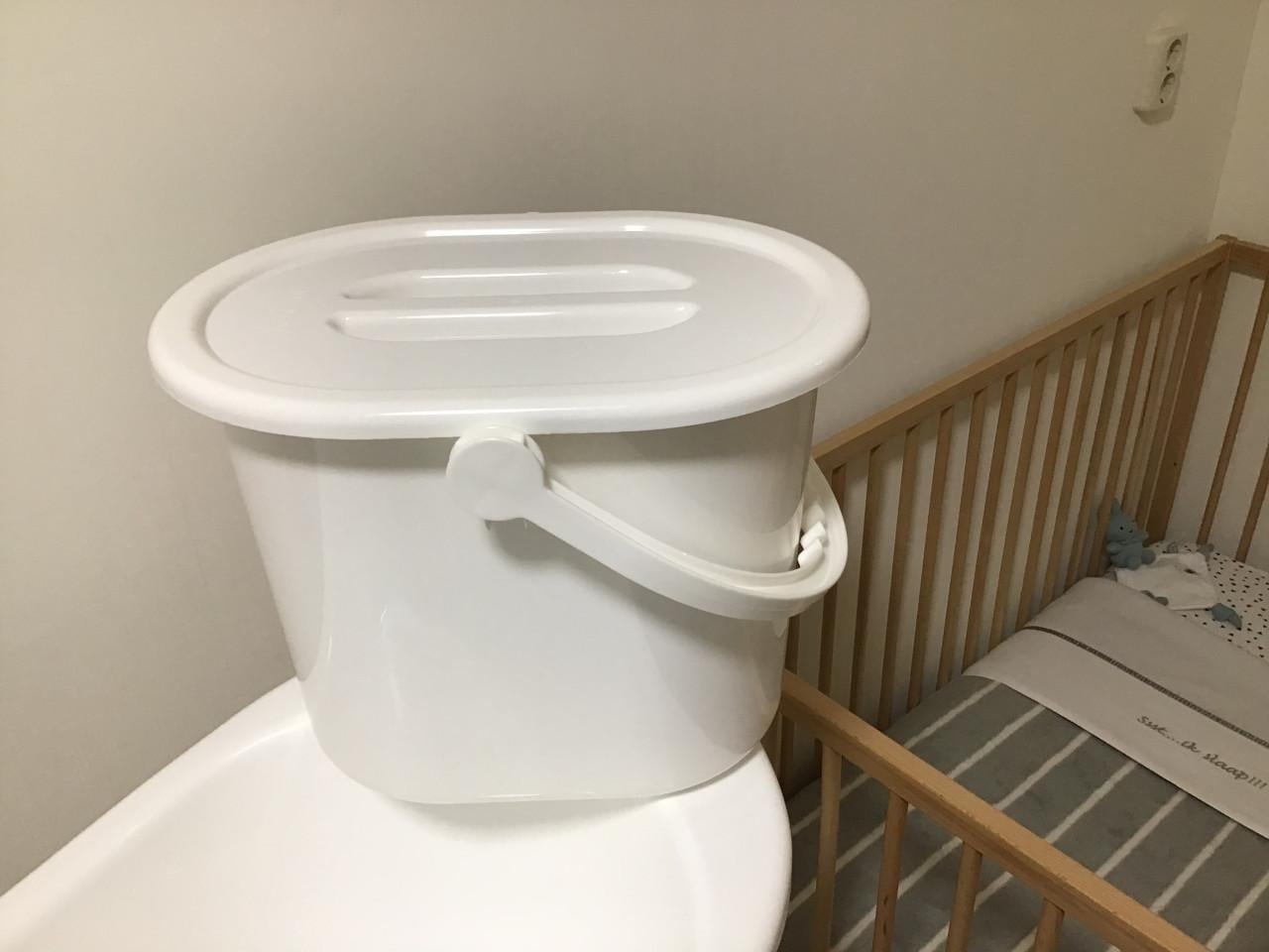 Baby badje + standaard, luieremmer en bijbehorende waskom.