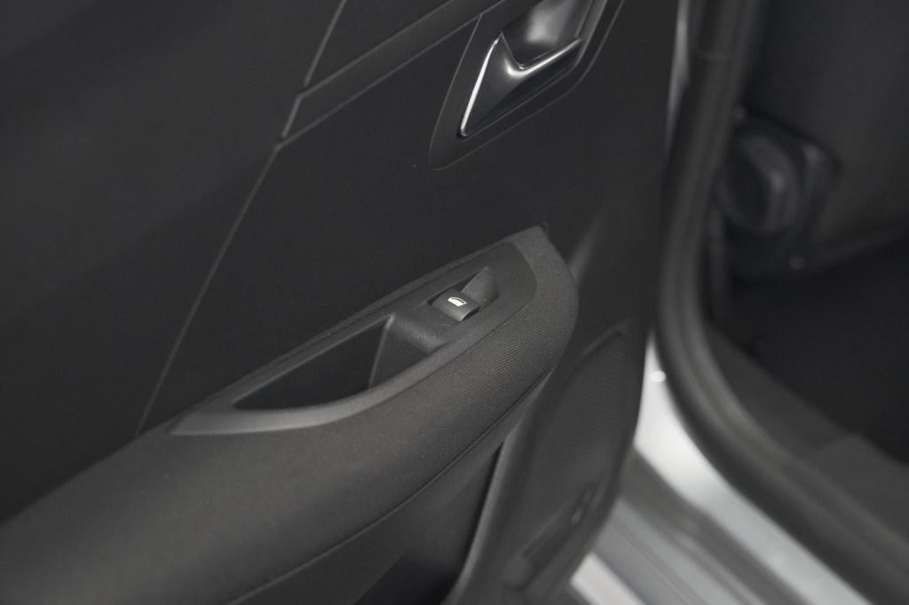 Peugeot 208 puretech 100 eat8 active pack | apple carplay | parkeersensoren