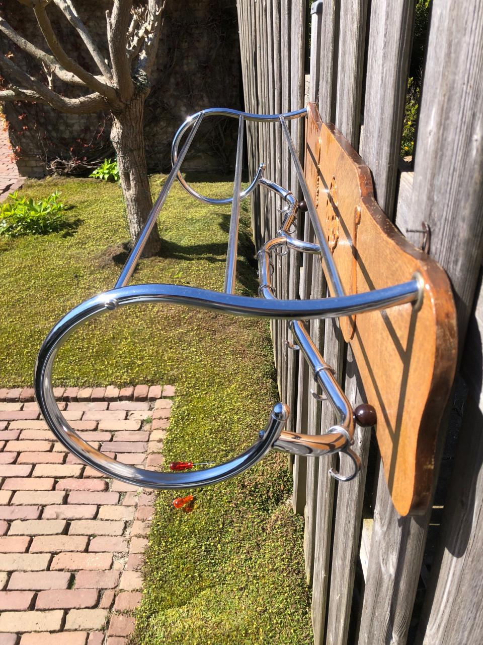 Vintage eikenhouten wandkapstok met chromen stangen en haken