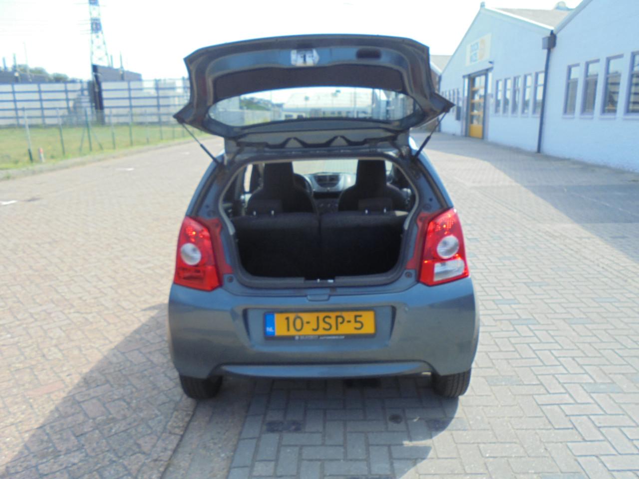 Alto 1.0 I in de vijf deur Exclusive uitvoering Apk Januari 2027 met N.A.P
