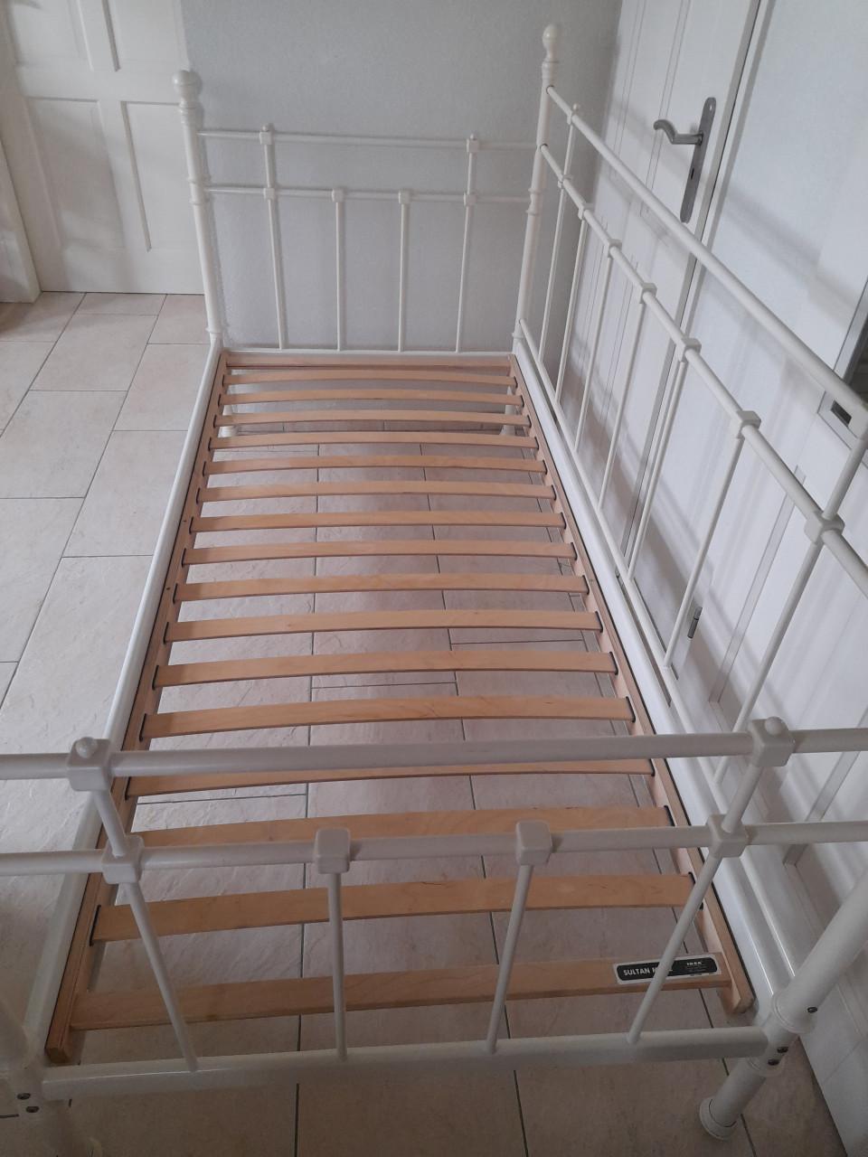 Metalen 1 Persoons bed 90 x 200 ( in goede staat )