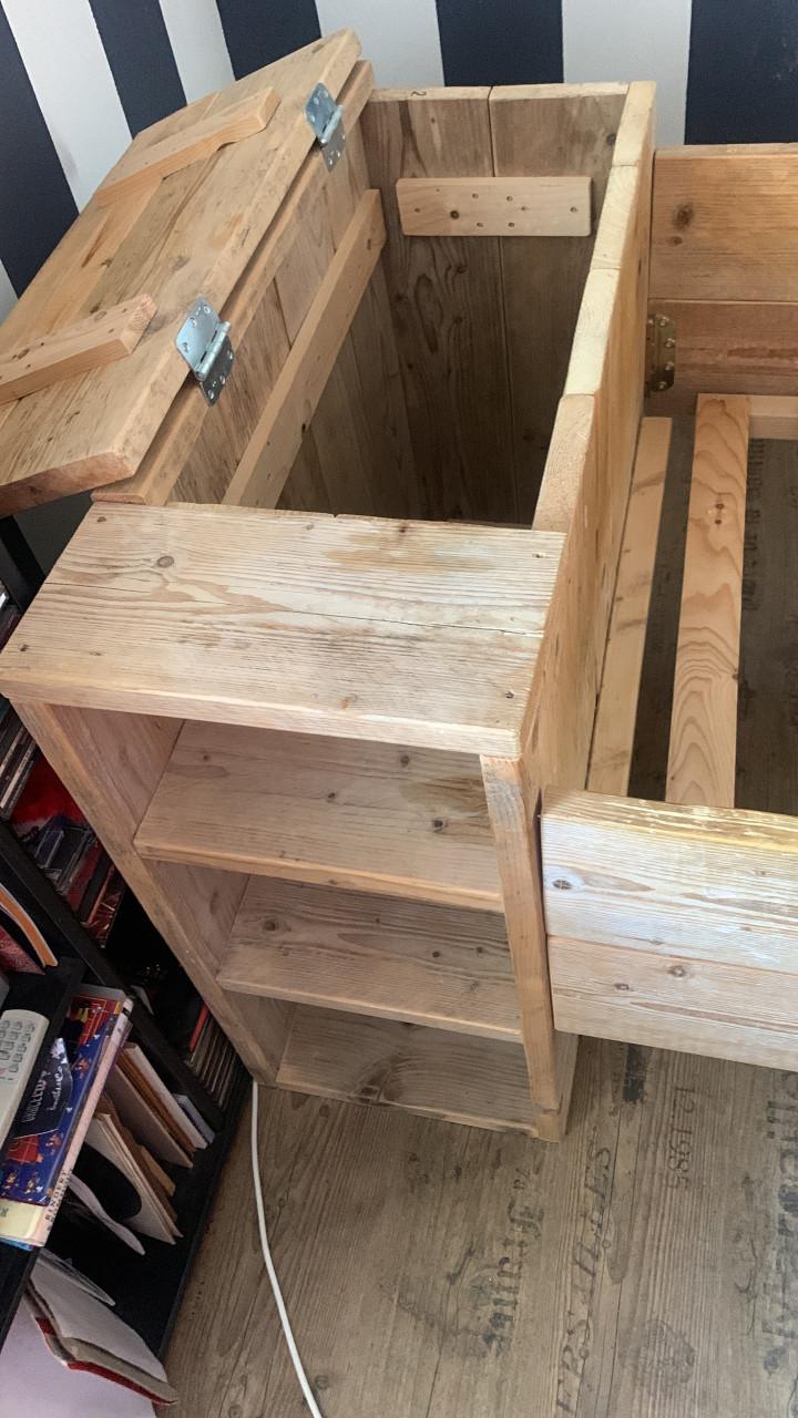 Eenpersoonsbed van Steigerhout met onderschuif bed