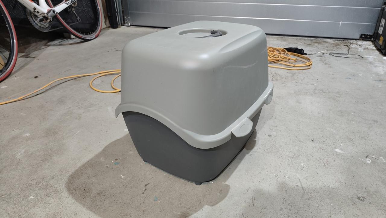 Dichte grote kattenbak, nette staat, t.e.a.b.