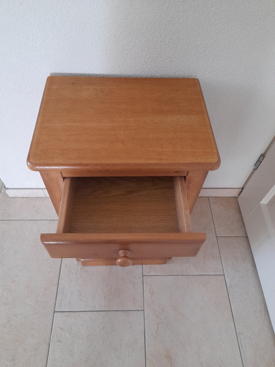 Nachtkastje 32 x 44 x 66H ( in goede staat )