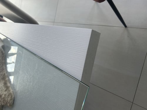 Witte eettafel houtnerf inclusief glasplaat (komt van BinnenUit)