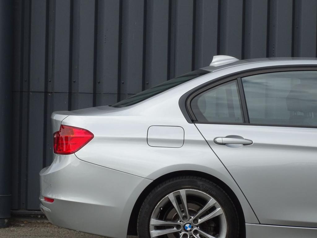 BMW 3-serie 320i executive automaat | 18" | afn. trekhaak | bluetooth