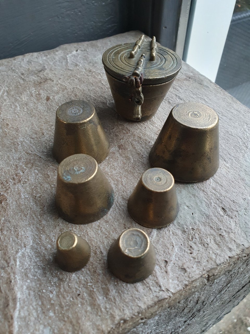 Compleet set antieke massief bronzen sluitgewichten