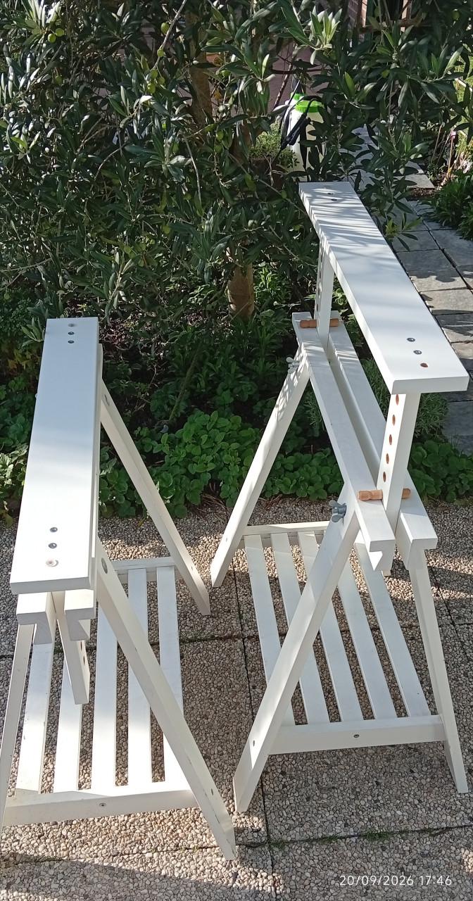 Ikea Mittback schraag - 2st = €20 - in zeer goede staat