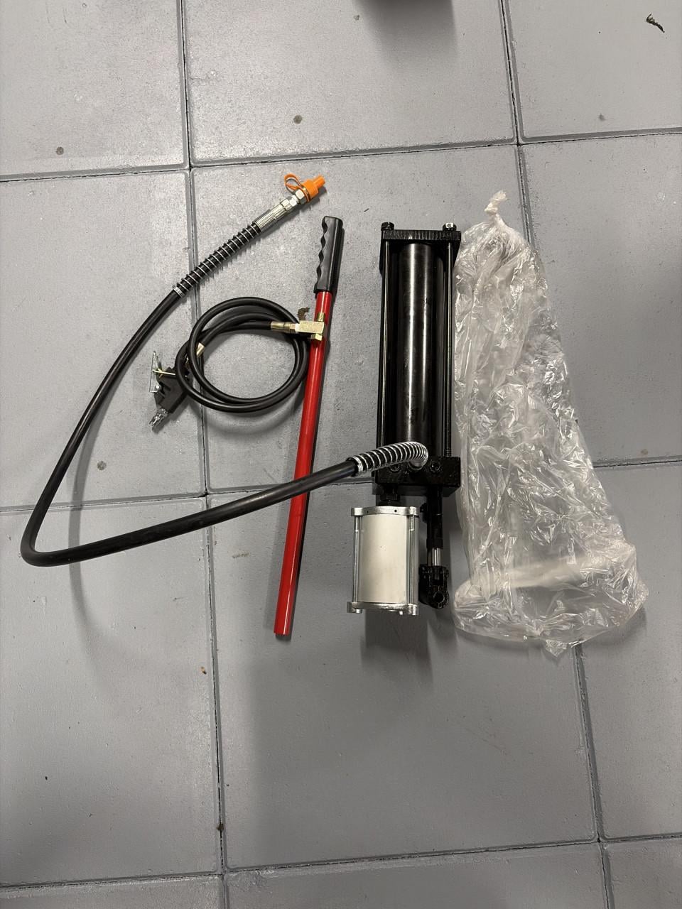 Pneumatische pomp voor werkplaatspers