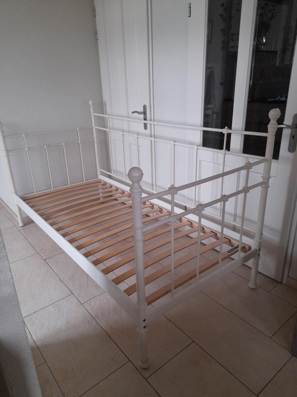 Metalen 1 Persoons bed 90 x 200 ( in goede staat )