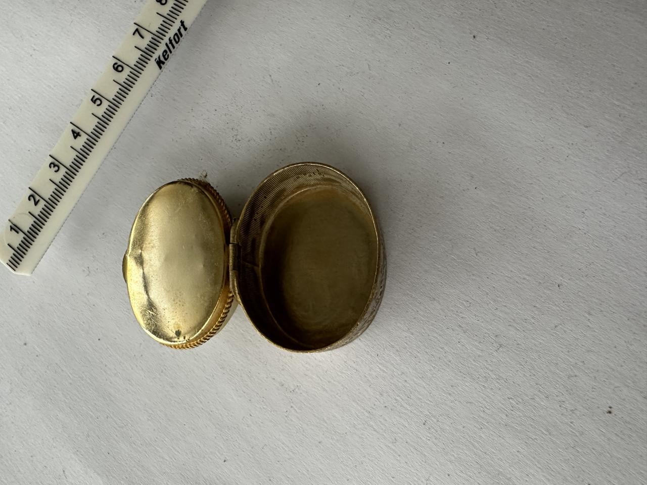 Oud pillendoosje met steen