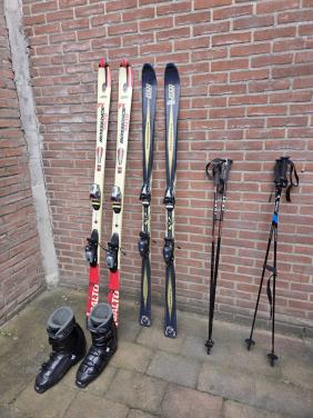 2 paar ski's en 1 paar skischoenen