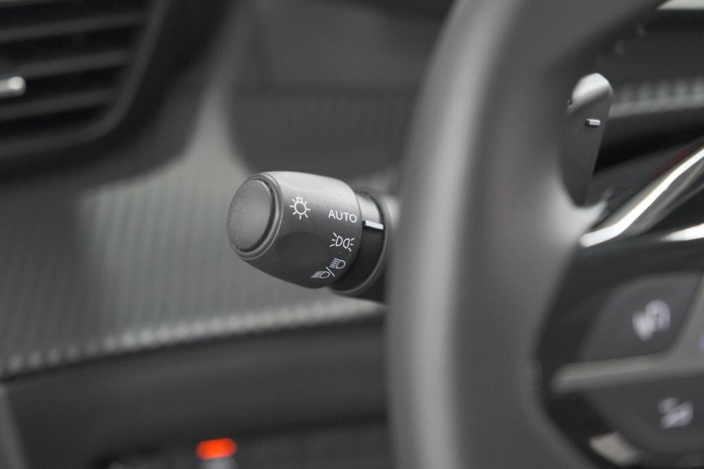 Peugeot 208 puretech 100 eat8 allure pack | camera | navigatie | apple carp