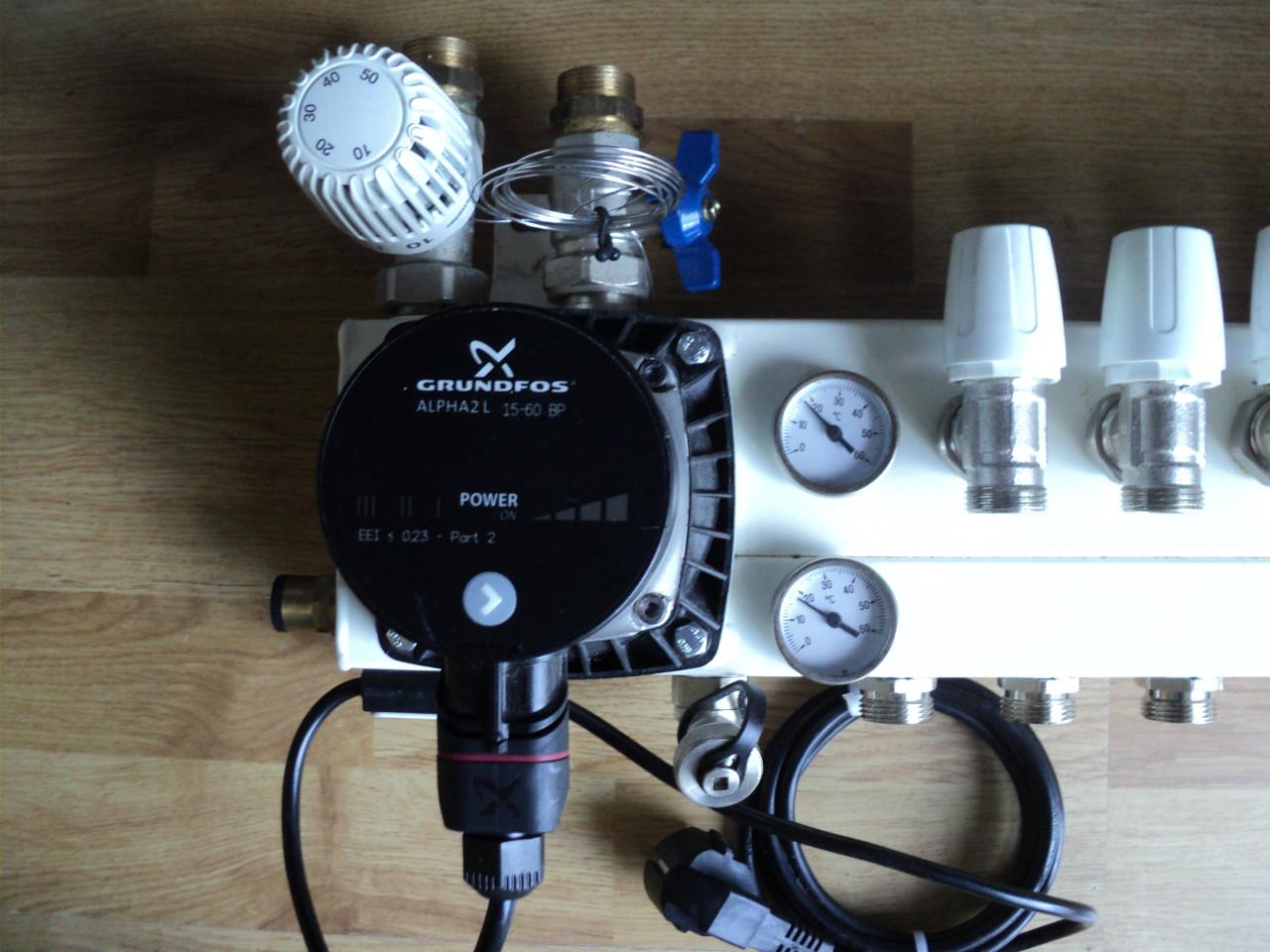 Vrijwel nieuwe 9 groep verdeler vloerverwarming ENERGI ZUINIG