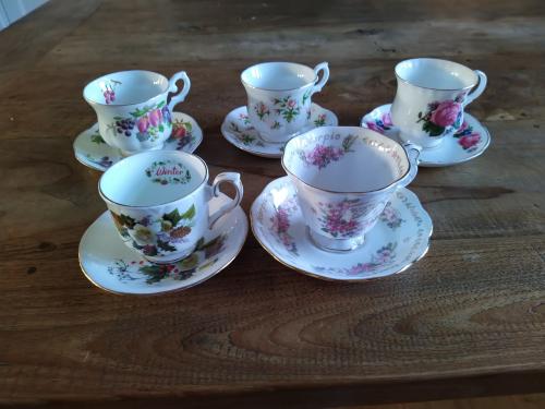 Vintage Kop en schotels aardewerk