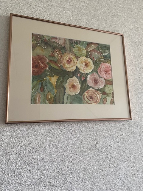 2 bij elkaar passende schilderijen in mooie rose-kleurige lijst