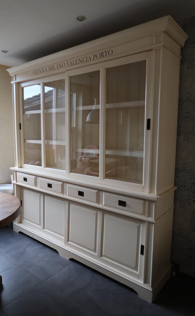 Grote witte/crème buffet/vitrine kast voor €75,00.