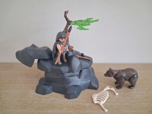 Playmobil grotbewoner met beer en bot bij grot set 5103