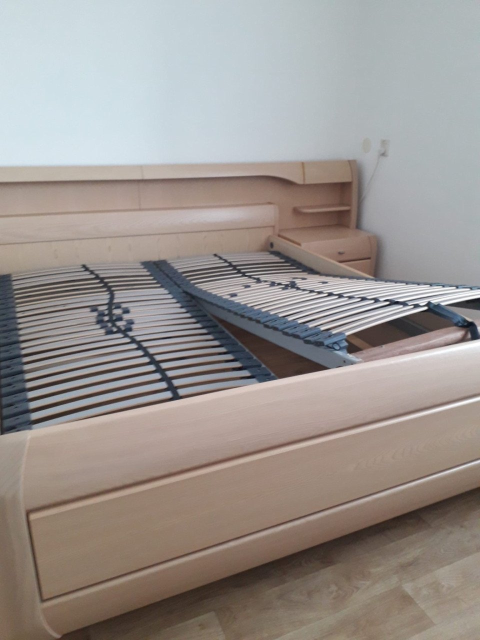 Mooi 2 persoons bed met ombouw