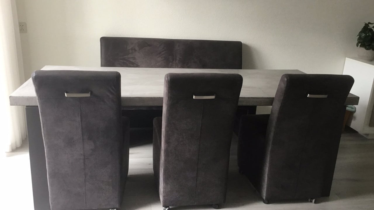 Eetkamer stoelen en bank