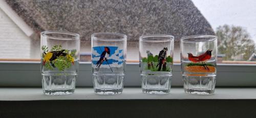4 glazen met vogels