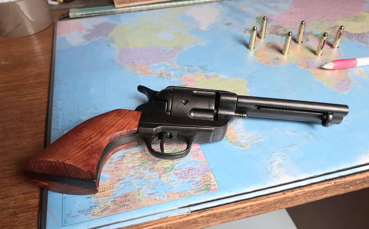 Pistool - een replica  van de .45 kaliber revolver,