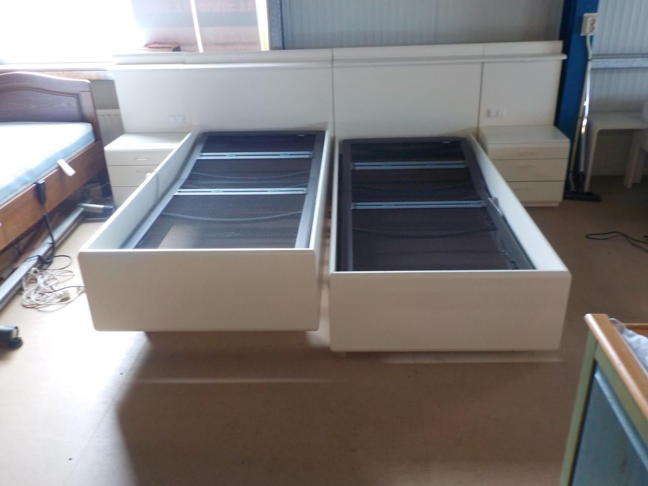 2 ledikanten 90 x 200 cm + 2 verstelbare AUPING spiralen + 2 nachtkastjes