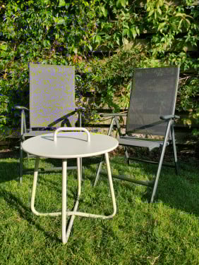 2 lichtgewicht tuinstoelen met tafeltje