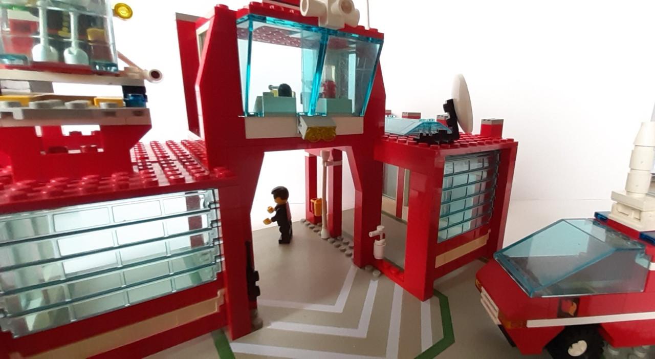 Lego Classic Town 6389: brandweerkazerne,heli, spuitwagen, brandweerauto