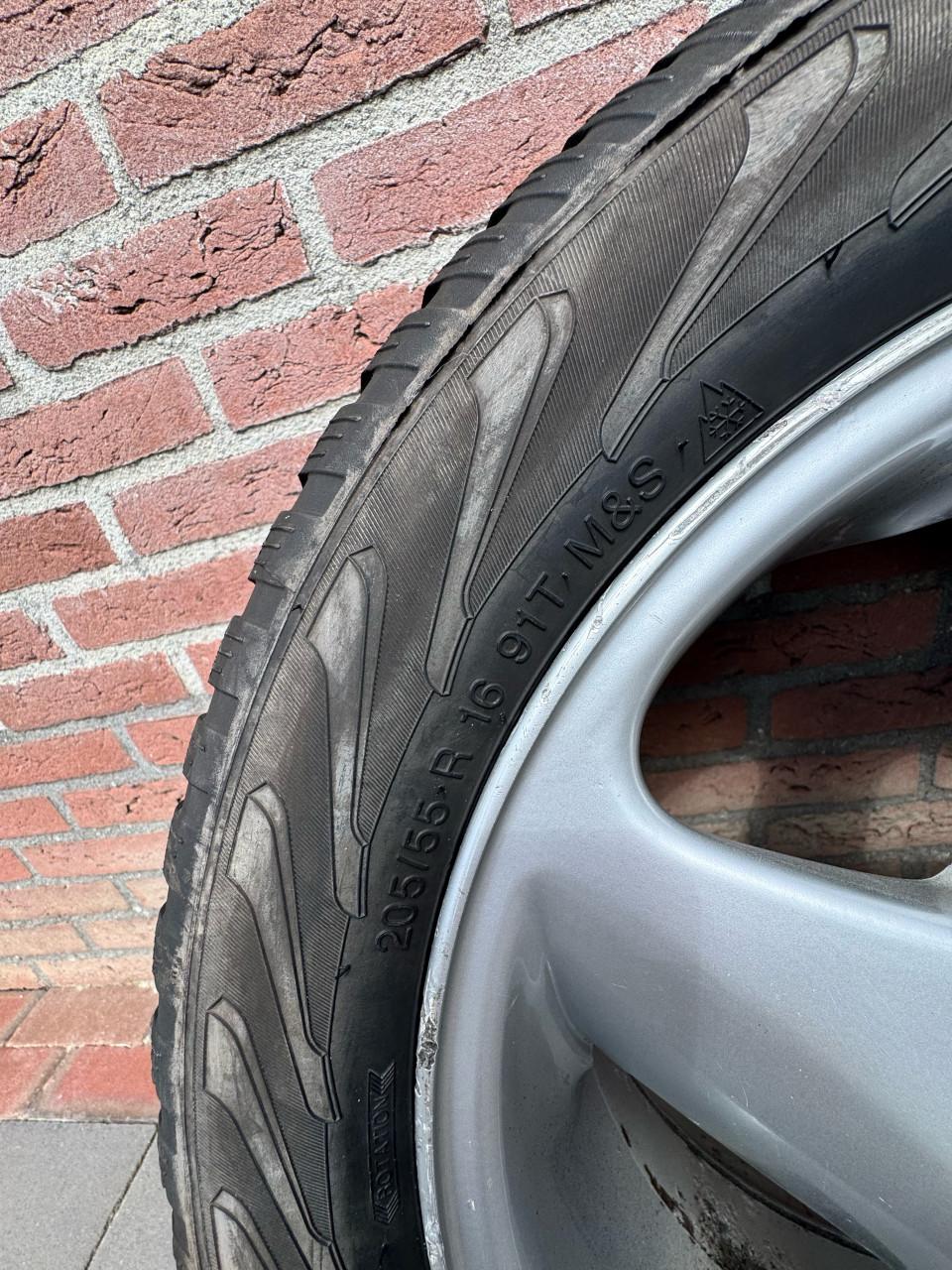 Volvo 16 inch winterbanden met velgen 4 stuks