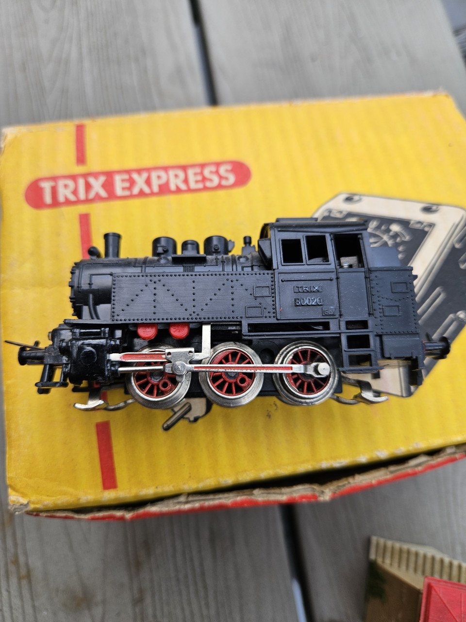 Mooi set Trix Express incl trafo, lok en 5 wagons en bijzondere rails....