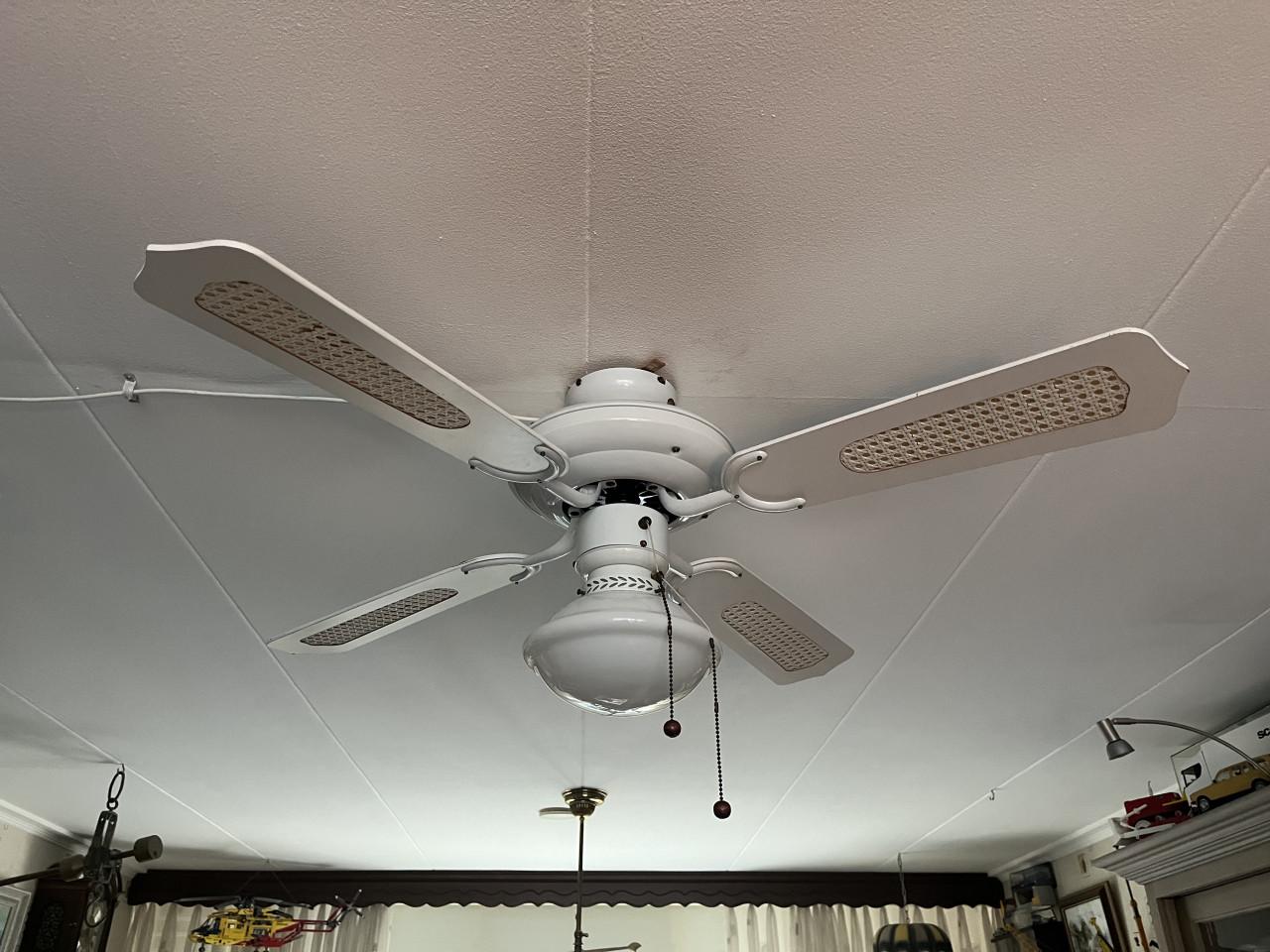 Plafonventilator met lamp.