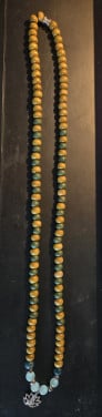 Kralenketting met lotus-yoga bedel. 72 cm