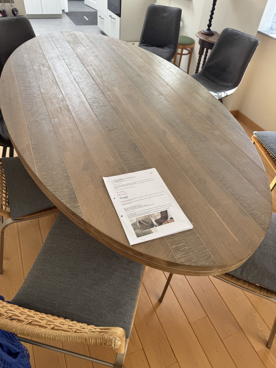 Eettafel 230 x 115 cm. ovaal