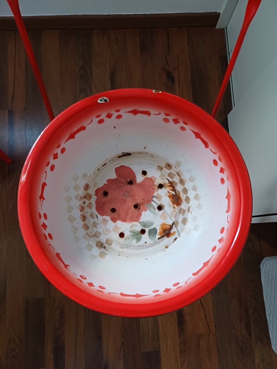 Brocante rood bistrostoeltje met wastafelmeubeltje met kom en los teiltje