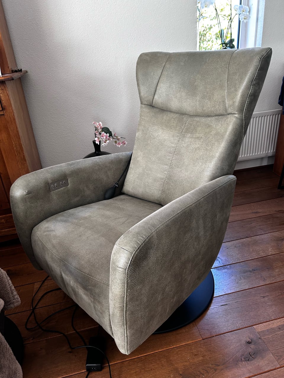 Te koop Prominent sta op fauteuil