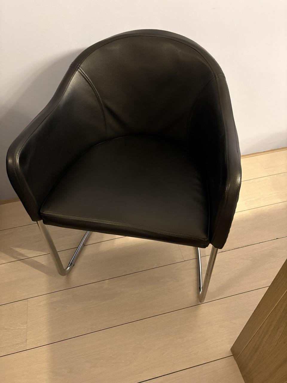 Zwarte skai leren stoel