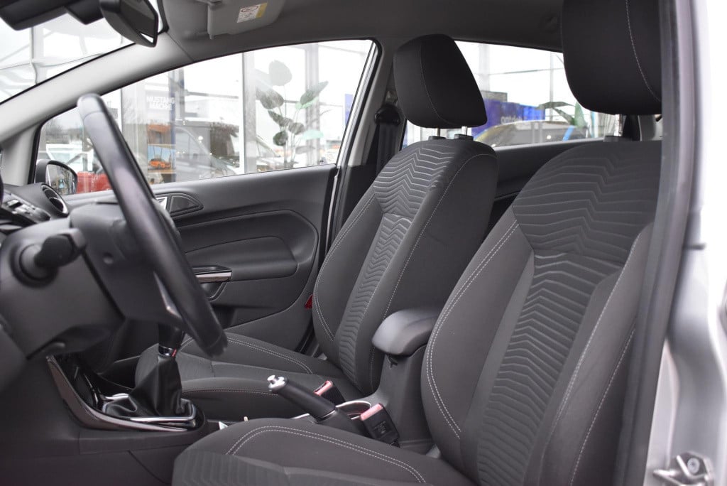 Ford Fiesta 1.0 titanium | nieuwe distributieriem | radio | airco | lichmet