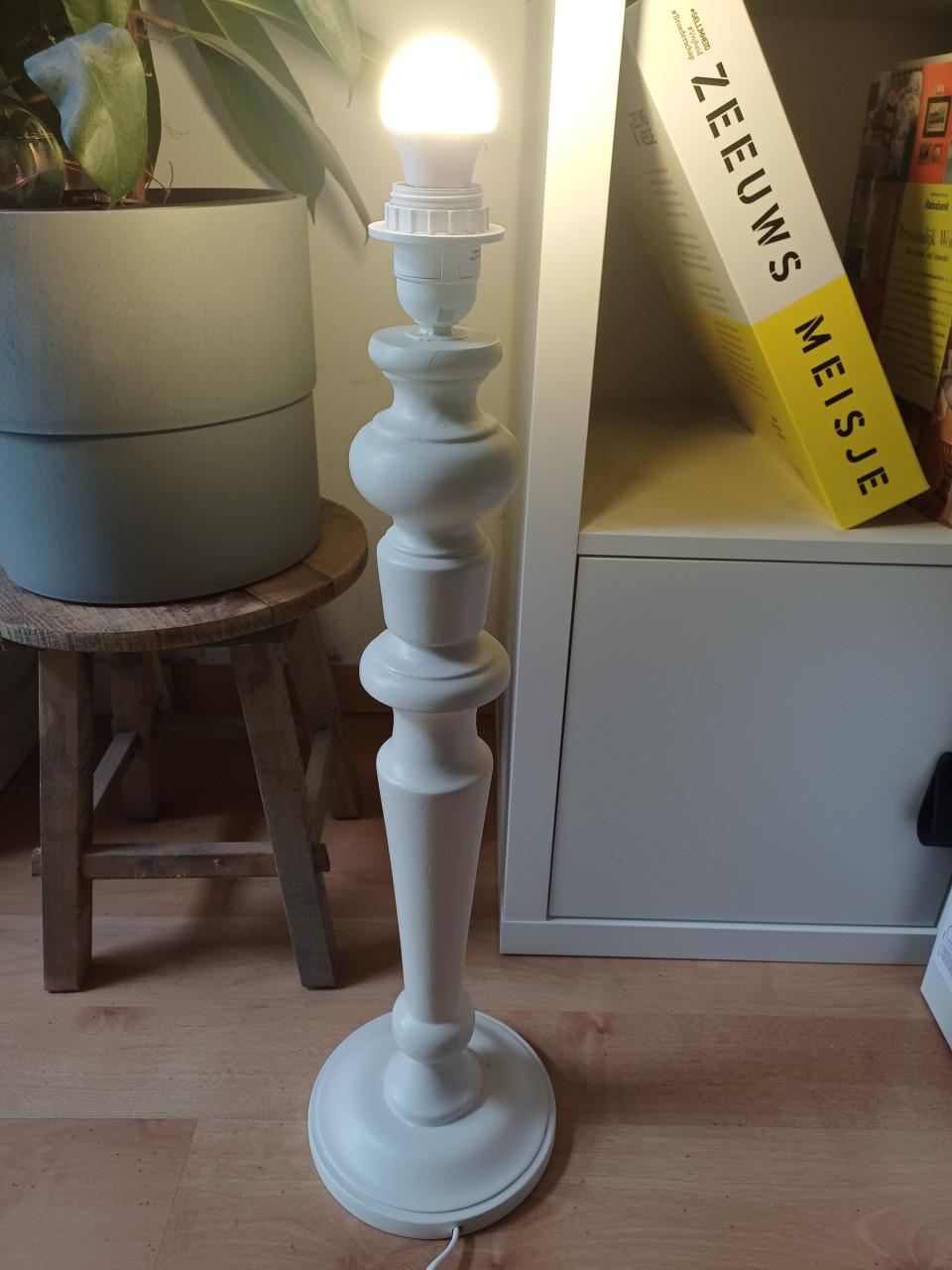 Supermooie hoge, landelijke TAFELLAMP met RIETEN kap!