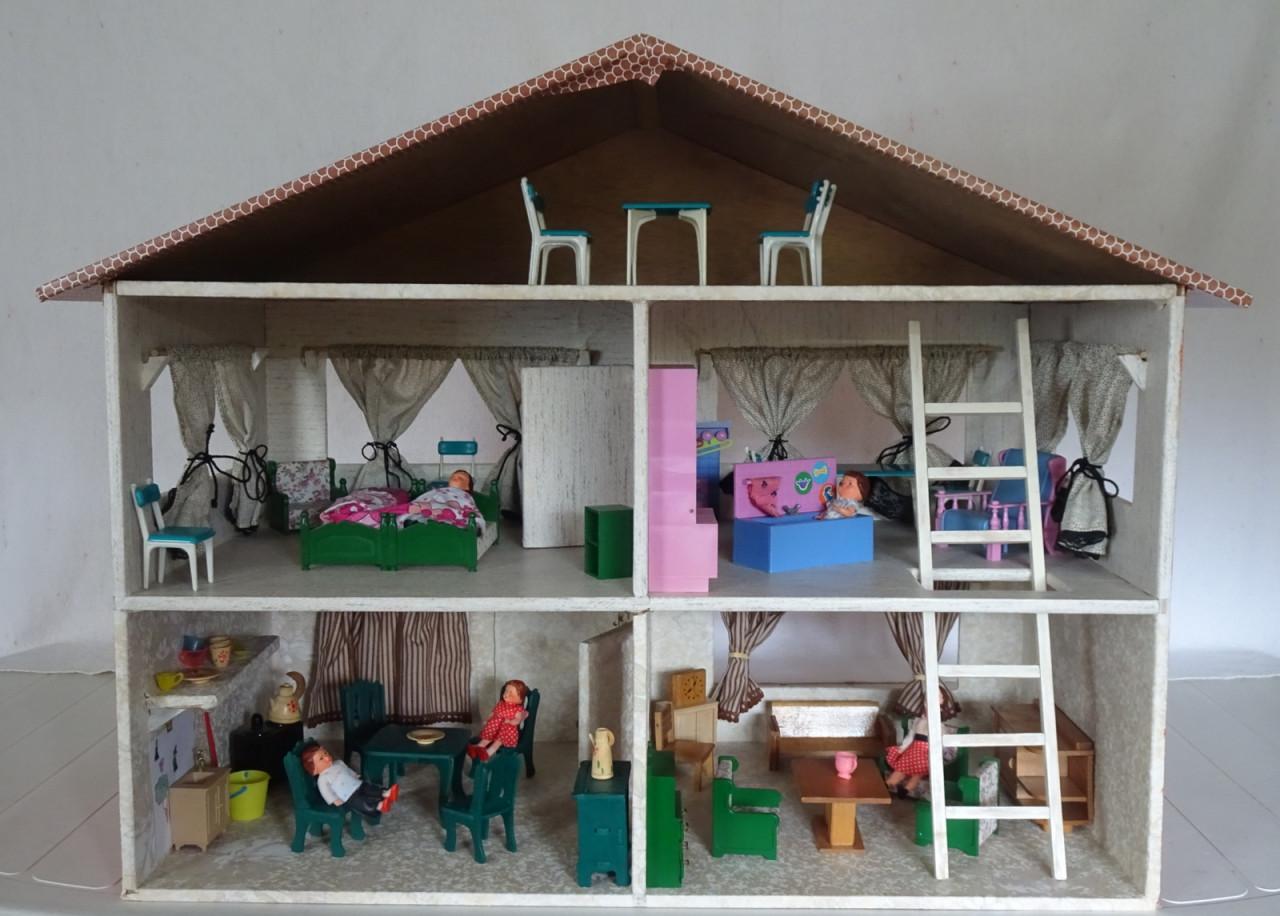 Poppenhuis met inrichting