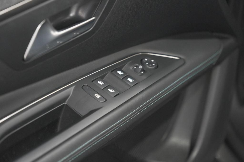 Peugeot 3008 puretech 130 eat8 allure | camera | adaptieve cruise control |