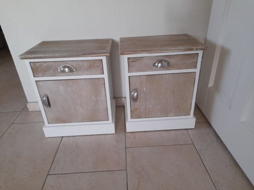 2 nachtkastjes 38 x 28 x 45H (in goede nette staat )