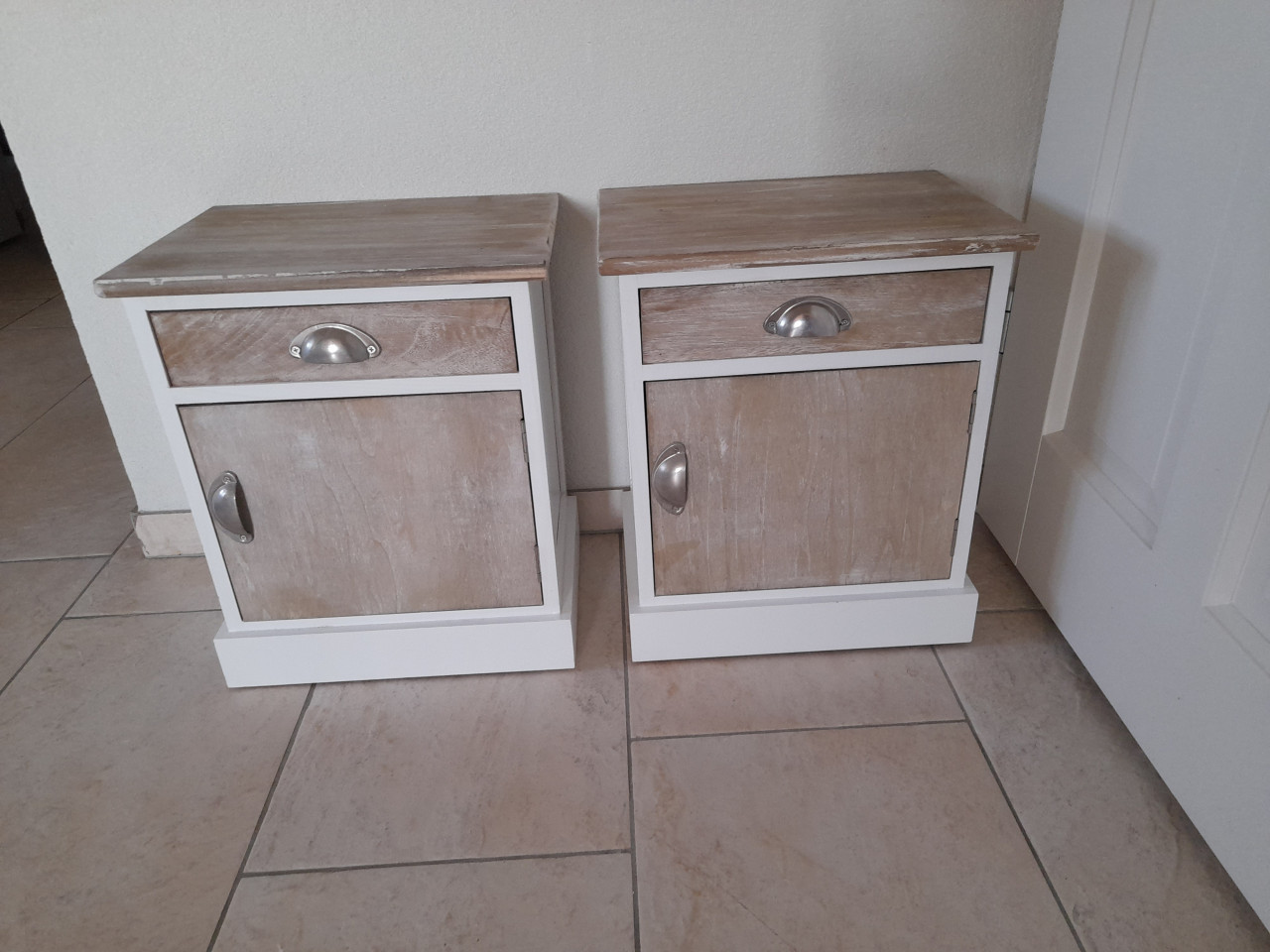 2 nachtkastjes 38 x 28 x 45H (in goede nette staat )