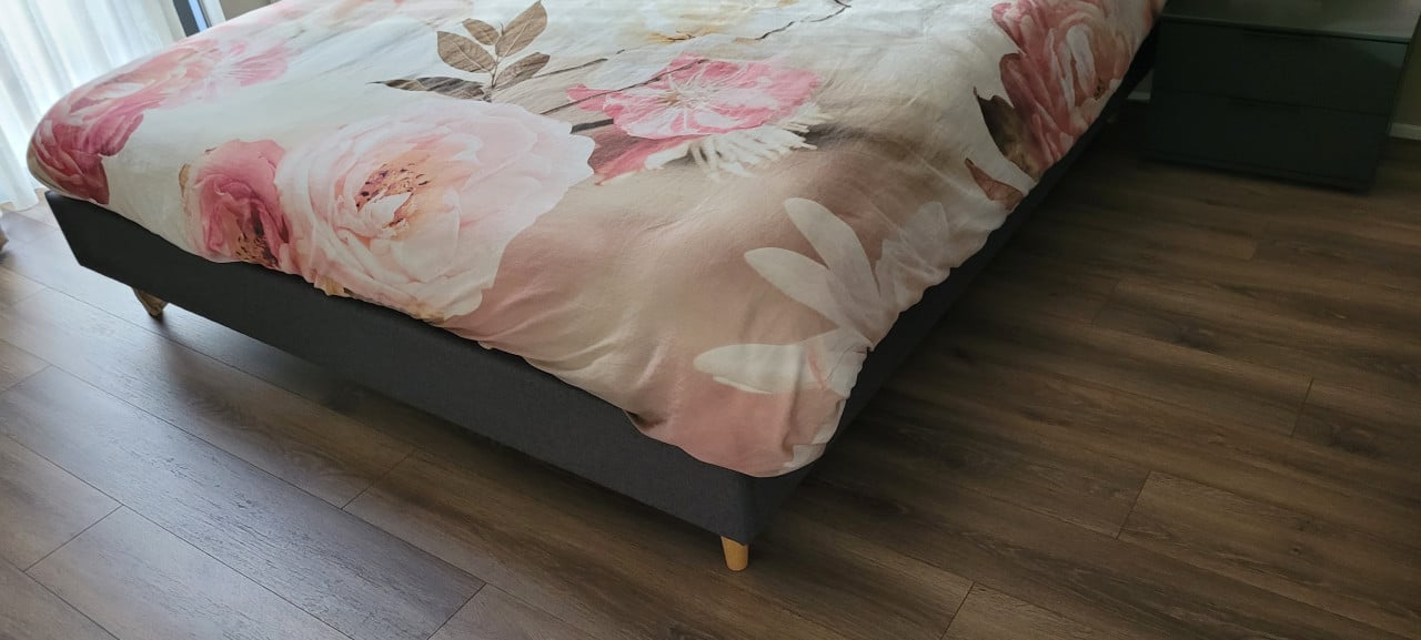 BED MET MATRASSEN 180 X 200 SLECHTS 4 MAANDEN OUD. KASSABON AANWEZIG