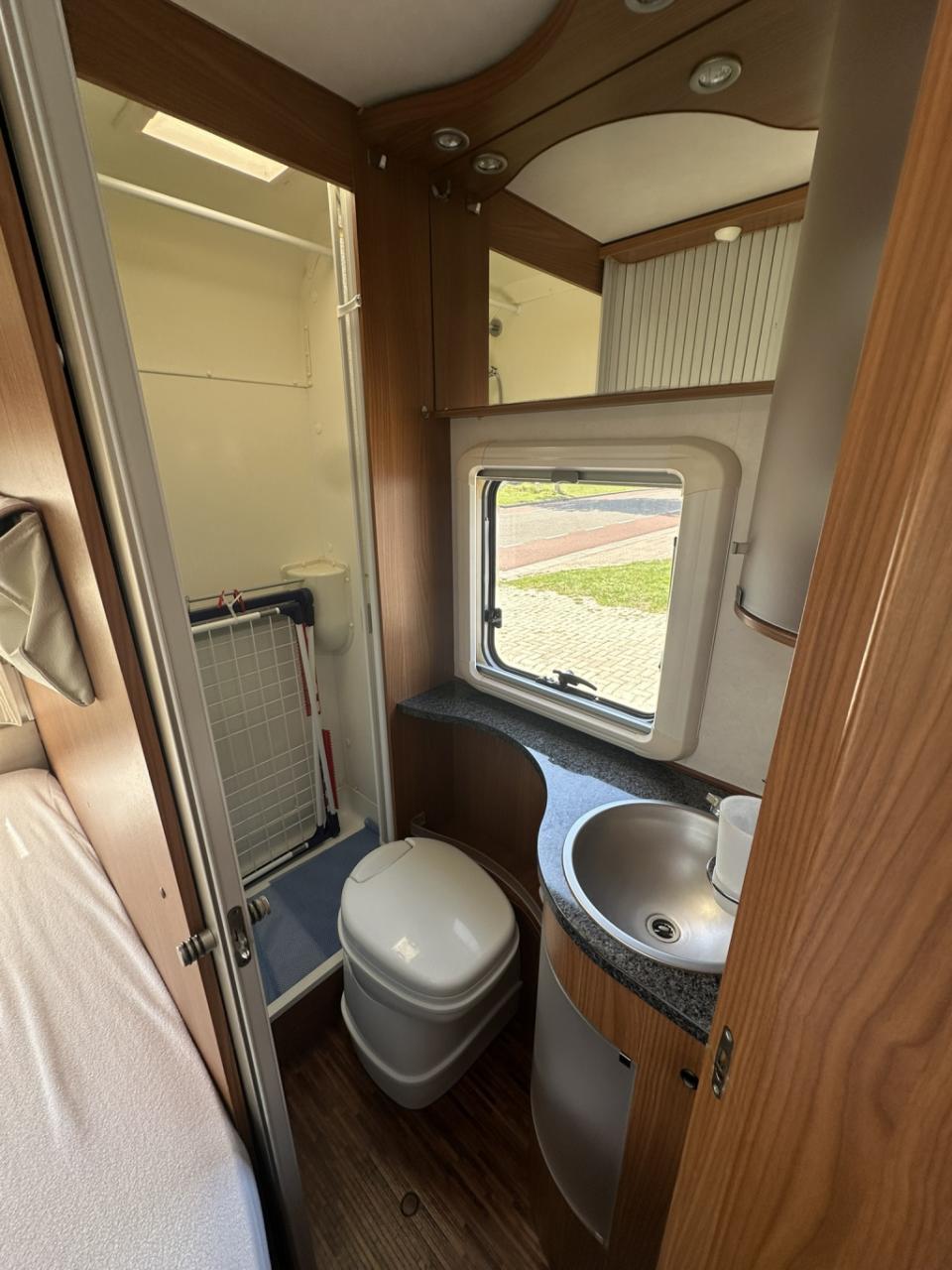 Hymer Onbekend t 654 sl gold editie - inclusief stalling dit seizoen -zater