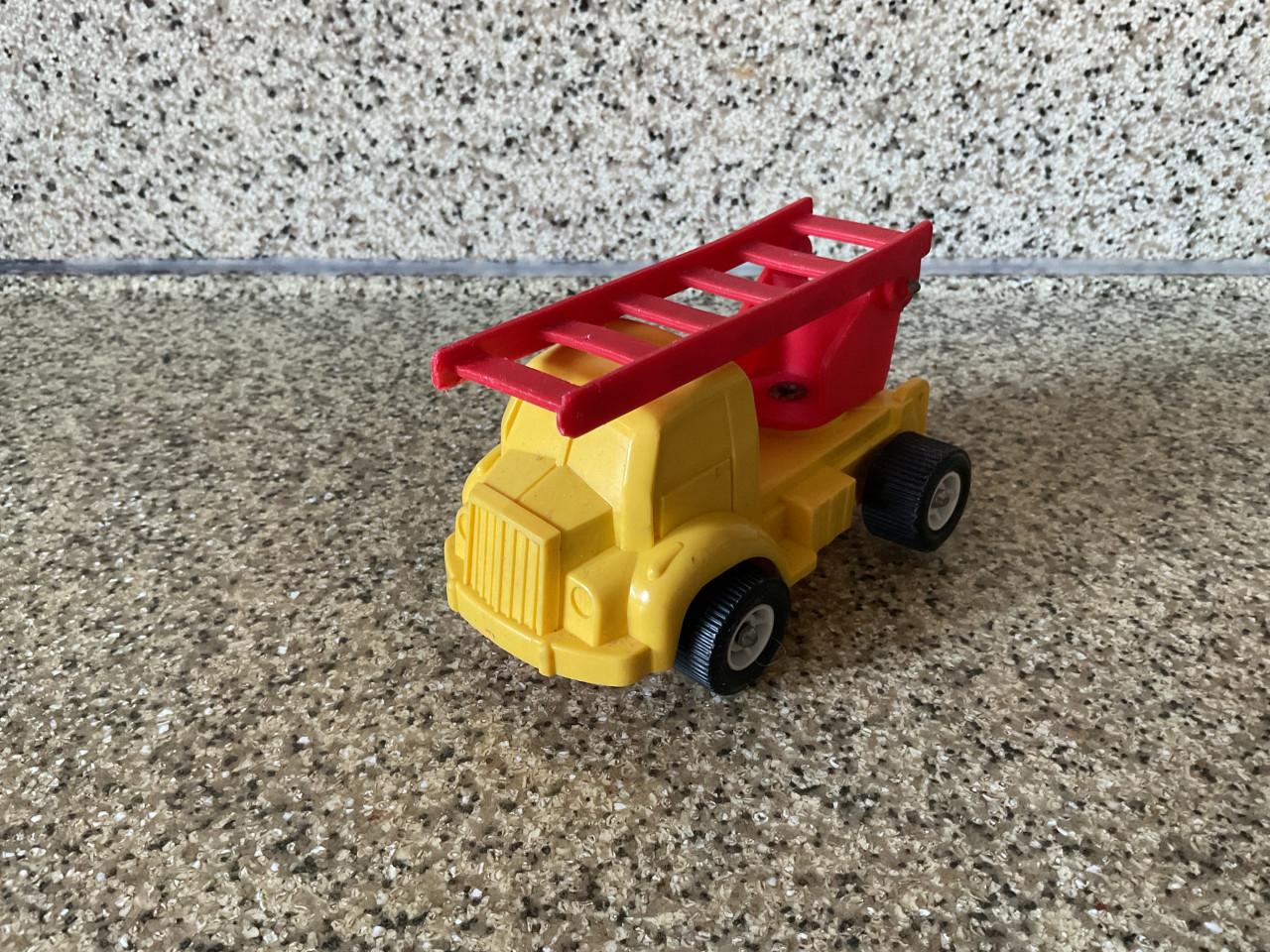 Kiepwagen van rubber. Merk: FAUN.  nr. 1462.