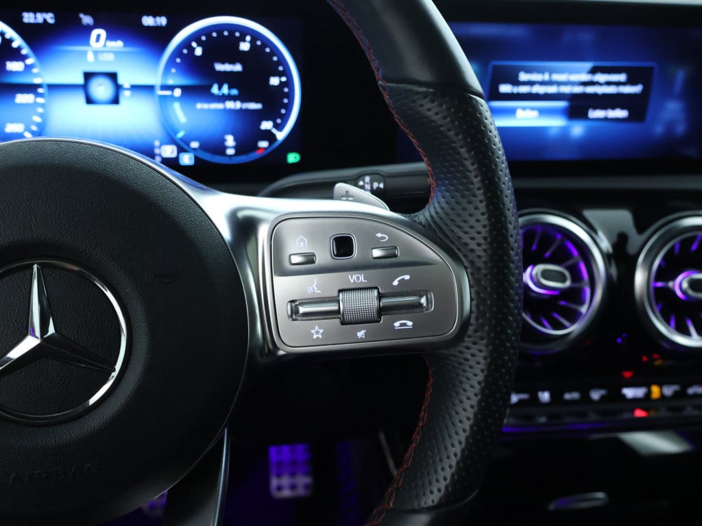 Mercedes-Benz A-Klasse 180 business solution amg | panoramadak | sfeerverli