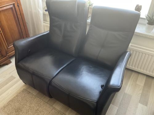 Zwarte leren tweezitsbank met relaxfunctie